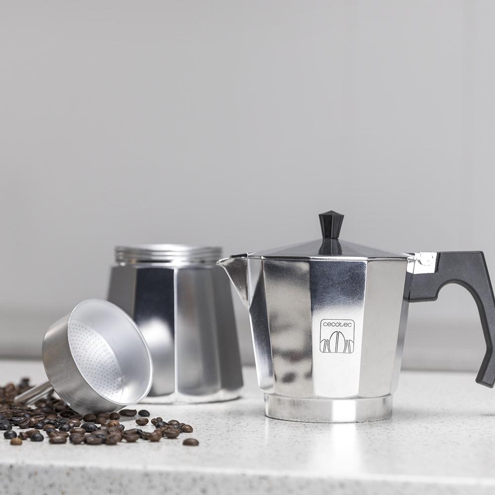 Cafetera italiana CECOTEC MokClassic 1200 Shiny desmontada con café en grano