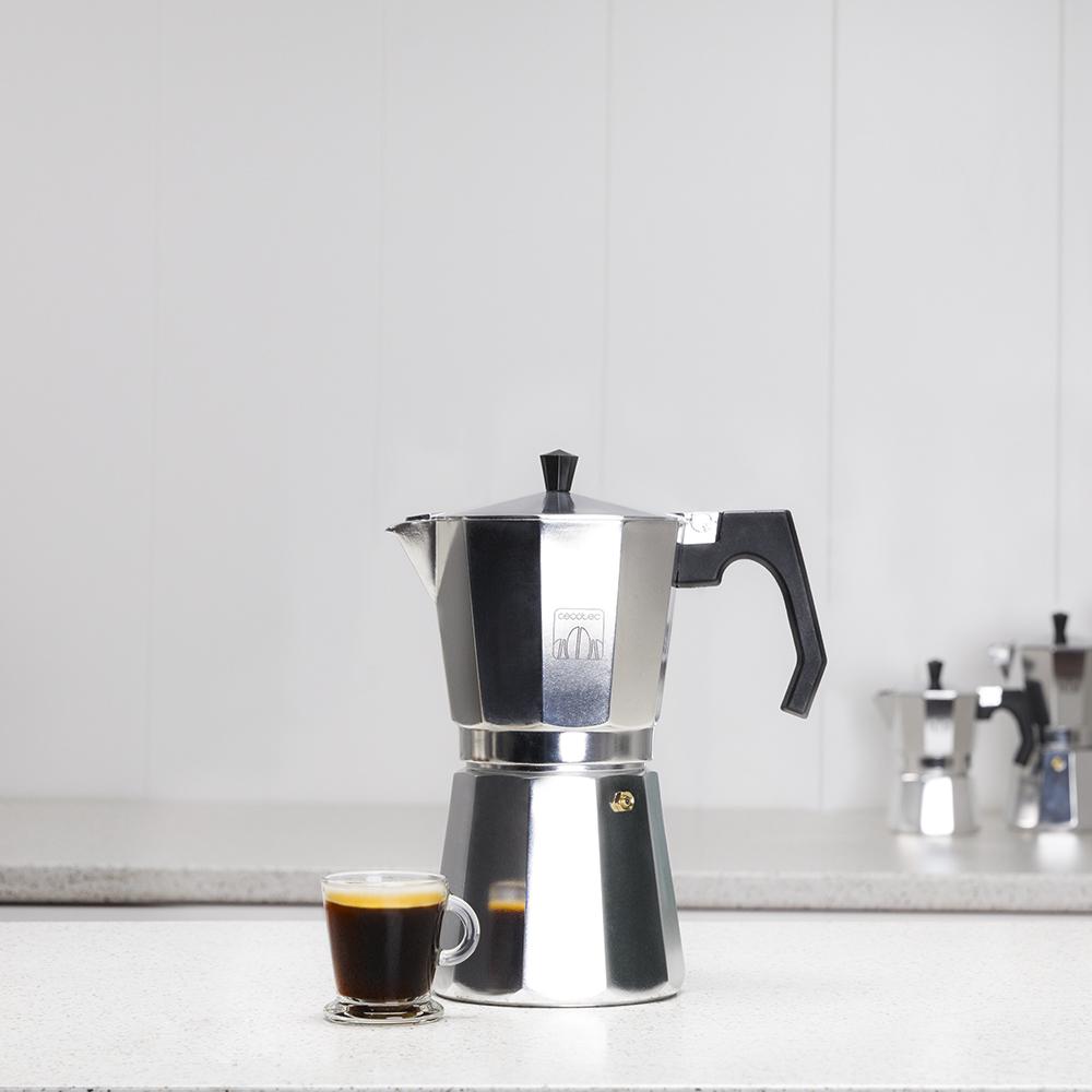 Cafetera CECOTEC MokClassic 1200 Shiny junto a una taza de café