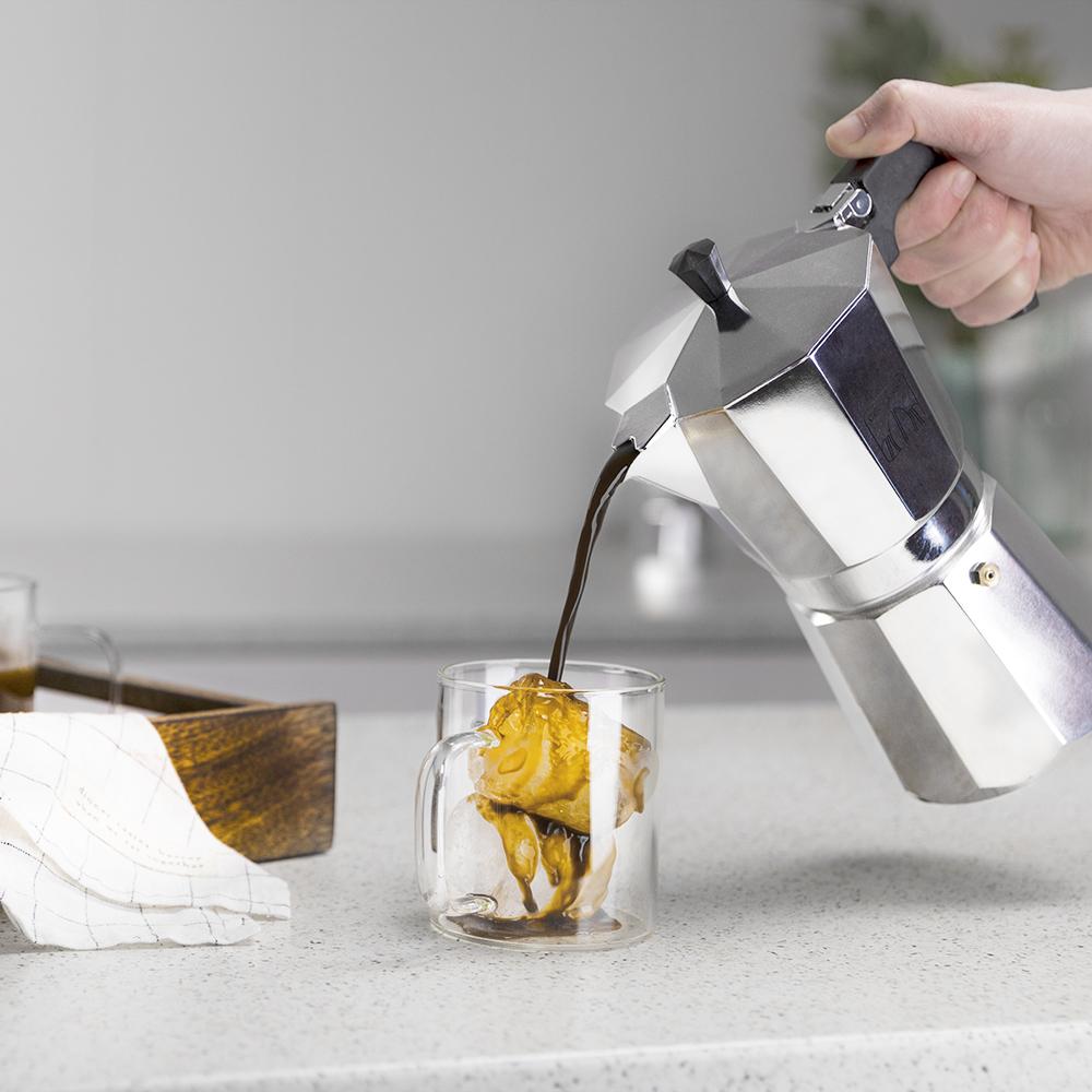 Cafetera CECOTEC MokClassic 1200 Shiny sirviendo café