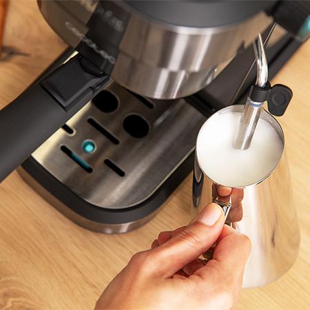 Vaporizador orientable de la cafetera CECOTEC Cafelizzia 890 Gray espumando leche