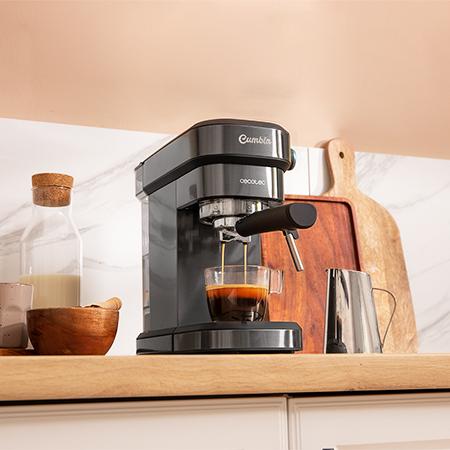 Cafetera express CECOTEC Cafelizzia 890 Gray preparando espresso