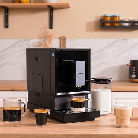 Power Matic-ccino Cremma Super automatische Kaffeemaschine für Liebhaber von frisch gemahlenem Kaffee. Schnelles Thermoblock-Heizsystem mit 19 bar und Milchtank für Cappuccinos.