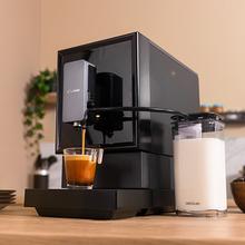 Macchina da caffè super automatica Power Matic-ccino Cremma per gli amanti del caffè appena macinato. Dispone di un sistema di riscaldamento rapido a thermoblock con 19 bar e serbatoio del latte per i cappuccini.