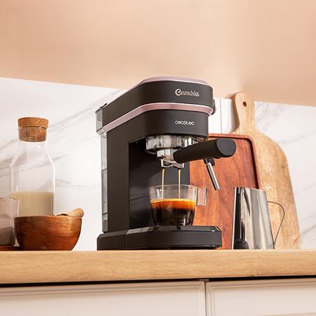 Vista lateral de la Cafetera CECOTEC Cafelizzia 890 Rose con vaporizador orientable