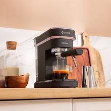 Cafelizzia 890 Rose Cafetera express para espressos y cappuccino, dispone de sistema de rápido calentamiento por thermoblock, 20 bares, Modo Auto para 1 y 2 cafés, vaporizador orientable y conducto de agua para infusiones.