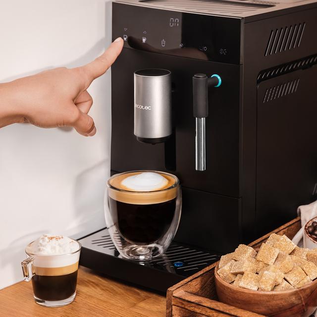 Cremmaet Compact Steam Kompakter Kaffeevollautomat mit 19 Riegeln, Thermoblock-System und Dampfgarer.