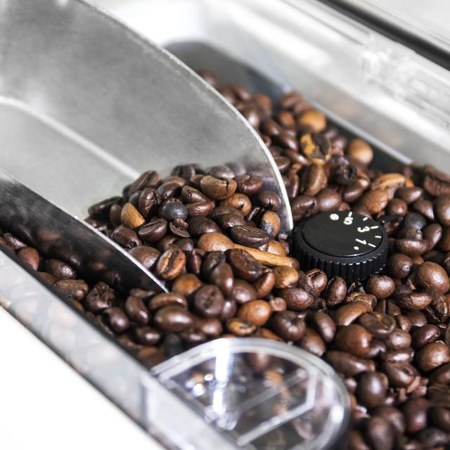 Macchina da caffè superautomatica Power Matic-ccino 7000 Bianca Serie S con serbatoio del latte e display digitale. Prepara cappuccino solo premendo un tasto.  Caffè totalmente personalizzabile. Tecnologia ForceAroma da 19 bar di pressione.