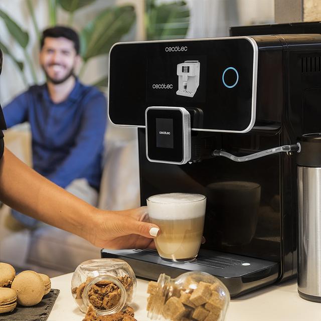Macchina da caffè superautomatica Power Matic-ccino 8000 Touch Serie Nera S con macinino, serbatoio del latte e display touch interattivo. Prepara cappuccino solo premendo un tasto. Caffè totalmente personalizzabile. Tecnologia ForceAroma da 19 bar di pressione