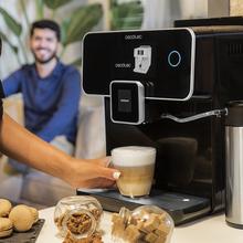 Power Matic-ccino 8000 Touch Serie Nera S Cafetera superautomática que muele café con depósito de leche y pantalla táctil interactiva. Prepara cappuccino con solo pulsar un botón. Café totalmente personalizable. Tecnología ForceAroma de 19 bares de presión.