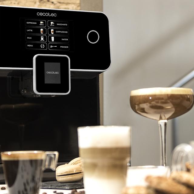 Cafetera superautomática Power Matic-ccino 8000 Touch Serie Nera S que muele café con depósito de leche y pantalla táctil interactiva. Prepara cappuccino con solo pulsar un botón. Café totalmente personalizable. Tecnología ForceAroma de 19 bares de presión.