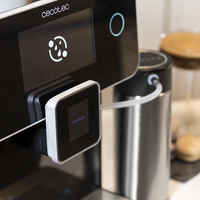 Machine à café super automatique Power Matic-ccino 8000 Touch Nera S Series qui moud le café avec réservoir à lait et écran tactile interactif. Préparez un cappuccino d'une simple pression sur un bouton. Café entièrement personnalisable. Technologie ForceAroma avec 19 bars de pression.