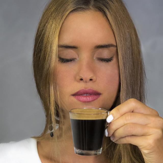 Power Matic-ccino 8000 Touch Bianca S Series superautomatische Kaffeemaschine, die Kaffee mit Milchbehälter mahlt. Interaktiver Touchscreen. Bereitet Cappuccino auf Tastendruck zu. Vollständig individualisierbarer Kaffee. ForceAroma-Technologie mit 19 bar Druck.