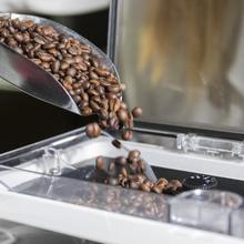 Power Matic-ccino 8000 Touch Bianca S Series superautomatische Kaffeemaschine, die Kaffee mit Milchbehälter mahlt. Interaktiver Touchscreen. Bereitet Cappuccino auf Tastendruck zu. Vollständig individualisierbarer Kaffee. ForceAroma-Technologie mit 19 bar Druck.