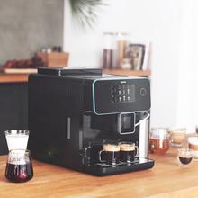 Power Matic-ccino 9000 Serie Nera S. ‌Máquina de café superautomática que mói o café e adiciona leite de forma automática para desfrutar dos melhores expressos e cappuccinos com um toque. Adapta-se a todos os gostos graças aos seus 20 tipos de bebidas quentes e ao seu sistema Custom Coffee que permite personalizar o seu café ideal. Permite a 10 utilizadores memorizar os seus café favoritos para os aproveitar todos os dias.