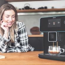 Power Matic-ccino 9000 Serie Nera S. ‌Máquina de café superautomática que mói o café e adiciona leite de forma automática para desfrutar dos melhores expressos e cappuccinos com um toque. Adapta-se a todos os gostos graças aos seus 20 tipos de bebidas quentes e ao seu sistema Custom Coffee que permite personalizar o seu café ideal. Permite a 10 utilizadores memorizar os seus café favoritos para os aproveitar todos os dias.