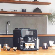 Power Matic-ccino 9000 Serie Nera S. ‌Máquina de café superautomática que mói o café e adiciona leite de forma automática para desfrutar dos melhores expressos e cappuccinos com um toque. Adapta-se a todos os gostos graças aos seus 20 tipos de bebidas quentes e ao seu sistema Custom Coffee que permite personalizar o seu café ideal. Permite a 10 utilizadores memorizar os seus café favoritos para os aproveitar todos os dias.