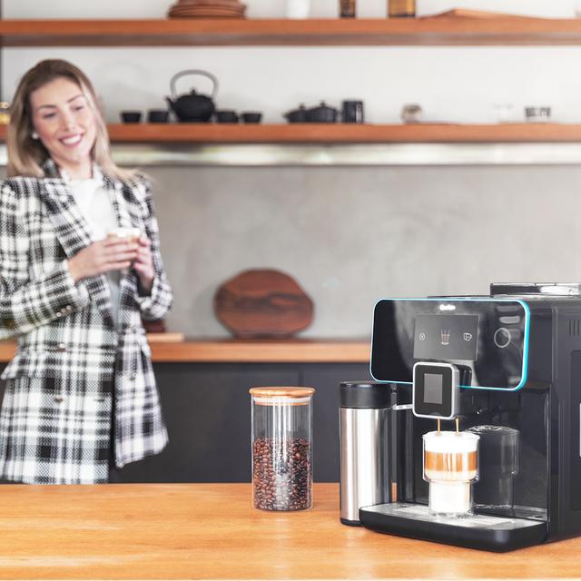 Macchina del caffè superautomatica Power Matic-ccino 9000 Serie Nera S con serbatoio del latte per i migliori espresso e cappuccini con un semplice tocco.