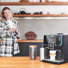 Power Matic-ccino 9000 Serie Nera S. Cafetera superautomática que muele el café y añade leche de forma automática para disfrutar de los mejores espressos y cappuccinos con un toque. Se adapta a todos los gustos gracias a sus 20 tipos de bebidas calientes y a su sistema Custom Coffee que permite personalizar tu café ideal. Permite a 10 usuarios memorizar sus cafés favoritos para disfrutarlos cada día.