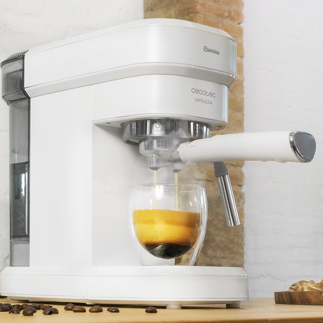 Cecotec Machine à café  Cafelizzia 790 White. Elle possède un système rapide de préchauffage, 20 bars, Mode Auto pour 1 ou 2 café(s), buse vapeur orientable et réservoir de 1,2 L. Titre