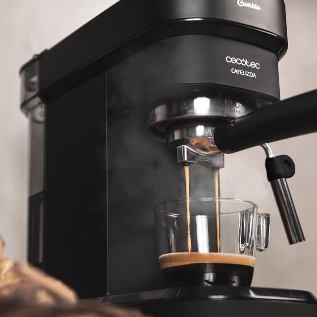 Machine à café expresso Cafelizzia 790 Black pour cafés expressos et cappuccinos. Système de préchauffage rapide, avec 20 bars, mode Auto pour 1 ou 2 café(s), buse vapeur orientable et réservoir d'1,2 litre