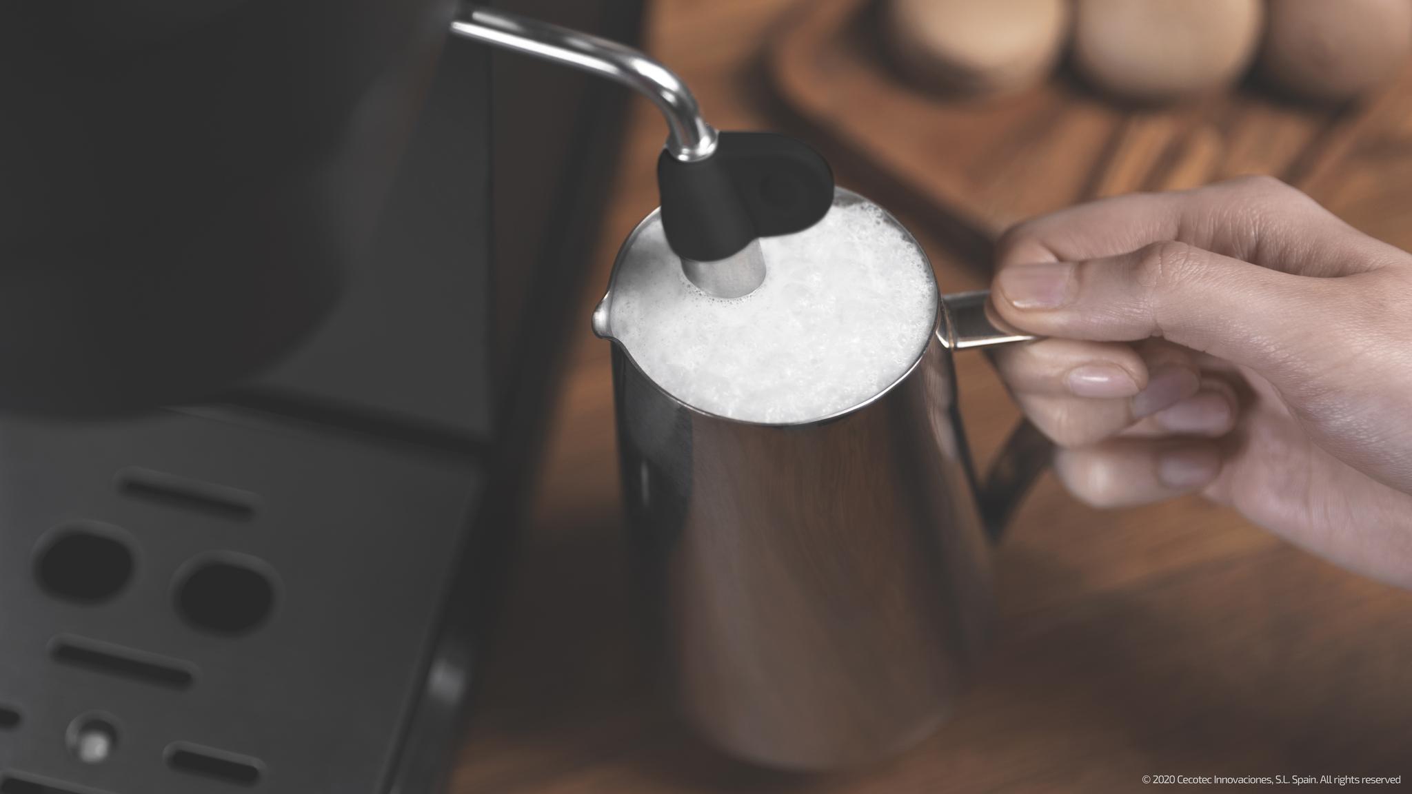 Vaporizador orientável A espuma que aperfeiçoa o seu café.