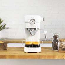 Machine à café Cafelizzia 790 White Pro. Elle possède un système Thermoblock, 20 bars, Mode Auto pour 1 ou 2 café(s), buse vapeur orientable et conduit d’eau pour infusions.