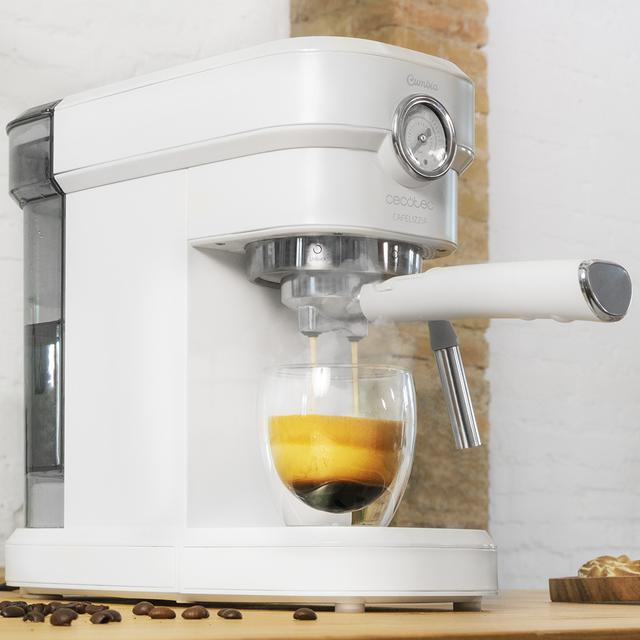 Machine à café Cafelizzia 790 White Pro. Elle possède un système Thermoblock, 20 bars, Mode Auto pour 1 ou 2 café(s), buse vapeur orientable et conduit d’eau pour infusions.