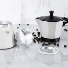 Cafetera Italiana Cumbia Mokclassic 300 Beige Cafetera italiana de aluminio con capacidad para 3 tazas de café en color beige, apta en diferentes tipos de cocina y fácil de limpiar.