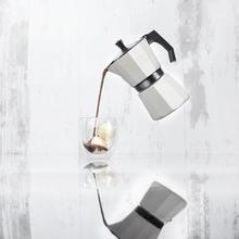 Cafetera Italiana Cumbia Mokclassic 300 Beige Cafetera italiana de aluminio con capacidad para 3 tazas de café en color beige, apta en diferentes tipos de cocina y fácil de limpiar.