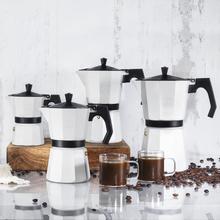 Cafetera Italiana Cumbia Mokclassic 300 Beige Cafetera italiana de aluminio con capacidad para 3 tazas de café en color beige, apta en diferentes tipos de cocina y fácil de limpiar.