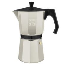 Cafetera Italiana Cumbia Mokclassic 900 Beige Cafetera italiana de aluminio con capacidad para 9 tazas de café en color beige, apta para todo tipo de cocinas y fácil de limpiar.