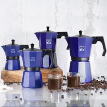 Cafetera Italiana Cumbia Mokclassic 600 Blue Cafetera italiana de aluminio con capacidad para 6 tazas de café en color azul, apta para todo tipo de cocinas y fácil de limpiar.