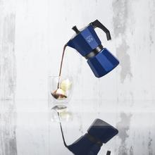 Cafetera Italiana Cumbia Mokclassic 600 Blue Cafetera italiana de aluminio con capacidad para 6 tazas de café en color azul, apta para todo tipo de cocinas y fácil de limpiar.