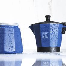 Cafetera Italiana Cumbia Mokclassic 600 Blue Cafetera italiana de aluminio con capacidad para 6 tazas de café en color azul, apta para todo tipo de cocinas y fácil de limpiar.