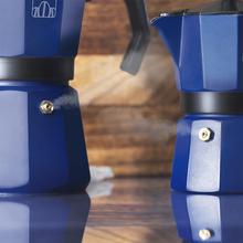 Cafetera Italiana Cumbia Mokclassic 600 Blue Cafetera italiana de aluminio con capacidad para 6 tazas de café en color azul, apta para todo tipo de cocinas y fácil de limpiar.