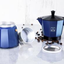 Cafetera Italiana Cumbia Mokclassic 600 Blue Cafetera italiana de aluminio con capacidad para 6 tazas de café en color azul, apta para todo tipo de cocinas y fácil de limpiar.