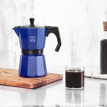Cafetera Italiana Cumbia Mokclassic 600 Blue Cafetera italiana de aluminio con capacidad para 6 tazas de café en color azul, apta para todo tipo de cocinas y fácil de limpiar.