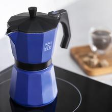 Cumbia Mokclassic 1200 Blue Cafetera italiana de aluminio con capacidad para 12 tazas de café en color azul, apta para todo tipo de cocinas y fácil de limpiar.