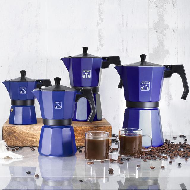 Caffettiera italiana Cumbia Mokclassic 1200 Blue in alluminio con capacità per 12 tazze di caffè di colore blu, adatta a tutti i tipi di cucine e facile da pulire.