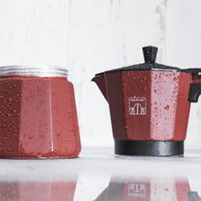 Cumbia Mokclassic 600 Garnet Moka in alluminio con capacità da 6 tazze da caffè di colore granata, adatta a ogni tipo di cucina e facile da pulire.