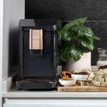 Cafeteira superautomática compacta Cremmaet Macchia Black Rose com 19 barras e sistema Thermoblock.