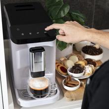 Cafeteira superautomática Cremmaet Macchia White Compact com 19 barras e sistema Thermoblock.