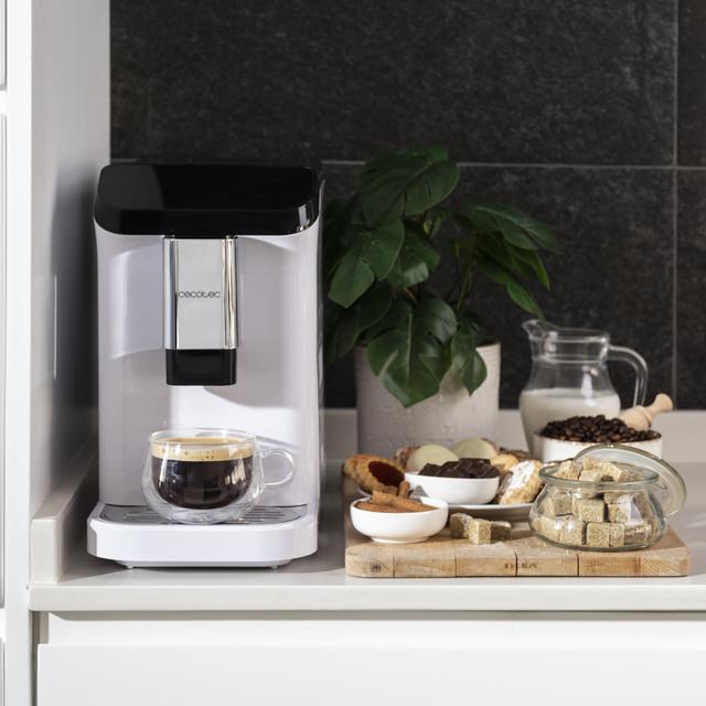 Cremmaet Macchia White Kompakter Kaffeevollautomat mit 19 Riegeln und Thermoblock-System.