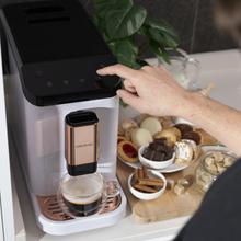 Cafeteira superautomática compacta Cremmaet Macchia White Rose com 19 barras e sistema Thermoblock.