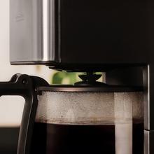 Coffee 56 Drop Máquina de café de filtro, para 6 chávenas, com acabamentos em aço inoxidável e intensificador de aroma.