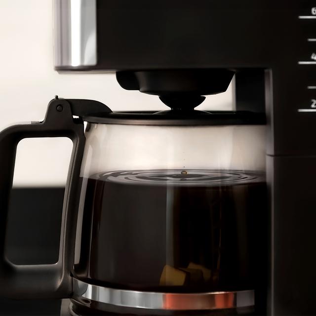 Coffee 56 Heat Caffettiera a goccia da 12 tazze con finitura in acciaio inox e intensificatore di aromi.