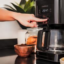 Coffee 56 Time Cafetière numérique idéale pour remplir 12 tasses avec une finition en acier inoxydable et un intensificateur d’arômes.