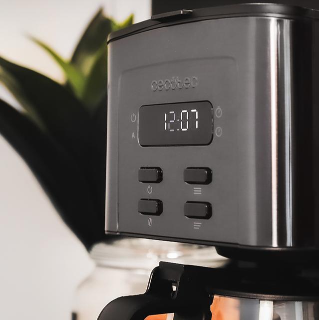 Coffee 56 Time Máquina de café de filtro digital, para 12 chávenas, com acabamentos em aço inoxidável e intensificador de aroma.