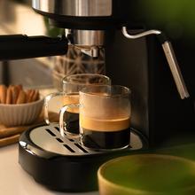 Power Espresso 20 Pecan Machine à café expresso avec 20 bars et buse vapeur.