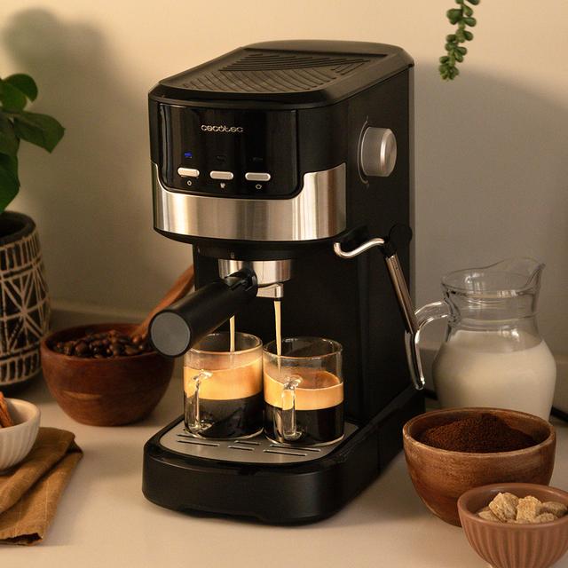 Power Espresso 20 Pecan Machine à café expresso avec 20 bars et buse vapeur.